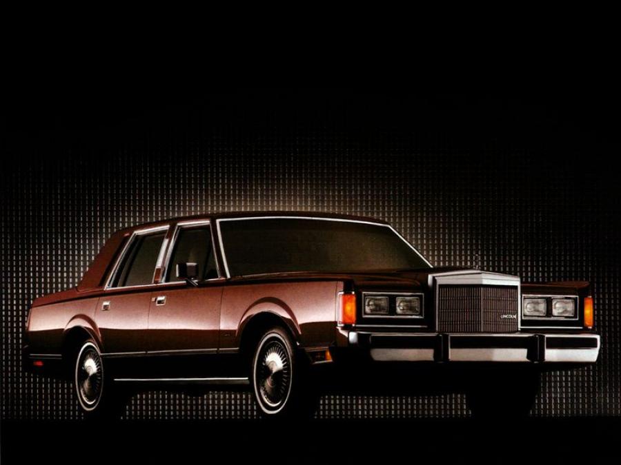  Lincoln Town Car 1985 года  (фото 9 из 16)